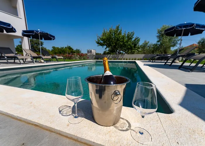 My Dalmatia - Campi Dalmatia With Private Heated Pool And Sauna Vakantiehuis Galovac (Zadar)