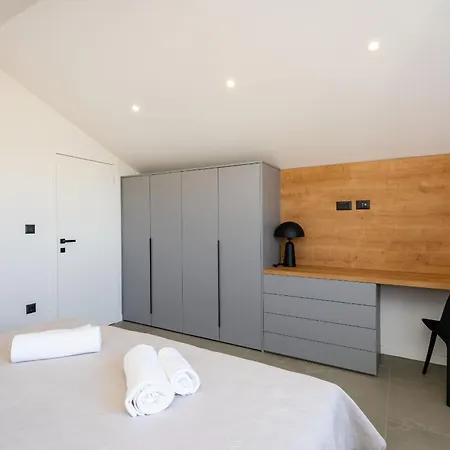 My Dalmatia - Campi Dalmatia With Private Heated Pool, Sauna And Sports Court 펜션 Galovac (Zadar)