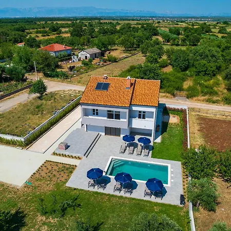펜션 My Dalmatia - Campi Dalmatia With Private Heated Pool, Sauna And Sports Court *