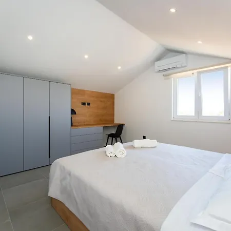 펜션 My Dalmatia - Campi Dalmatia With Private Heated Pool, Sauna And Sports Court *