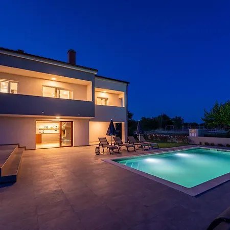My Dalmatia - Campi Dalmatia With Private Heated Pool, Sauna And Sports Court 펜션 Galovac (Zadar)
