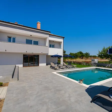My Dalmatia - Campi Dalmatia With Private Heated Pool, Sauna And Sports Court 펜션 Galovac (Zadar)