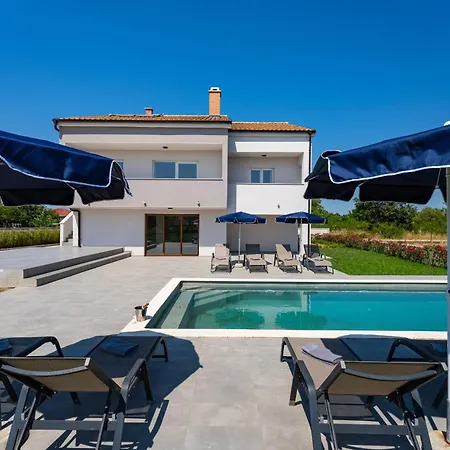 My Dalmatia - Campi Dalmatia With Private Heated Pool, Sauna And Sports Court 펜션