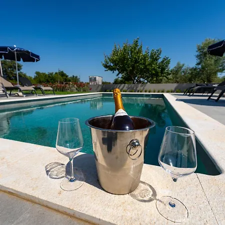 My Dalmatia - Campi Dalmatia With Private Heated Pool, Sauna And Sports Court 펜션 Galovac (Zadar)