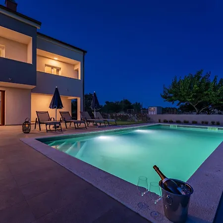 My Dalmatia - Campi Dalmatia With Private Heated Pool, Sauna And Sports Court