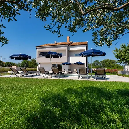 My Dalmatia - Campi Dalmatia With Private Heated Pool, Sauna And Sports Court 펜션 *