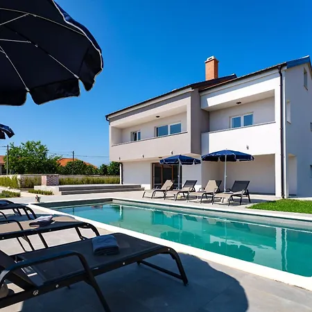 My Dalmatia - Campi Dalmatia With Private Heated Pool, Sauna And Sports Court 펜션 Galovac (Zadar)