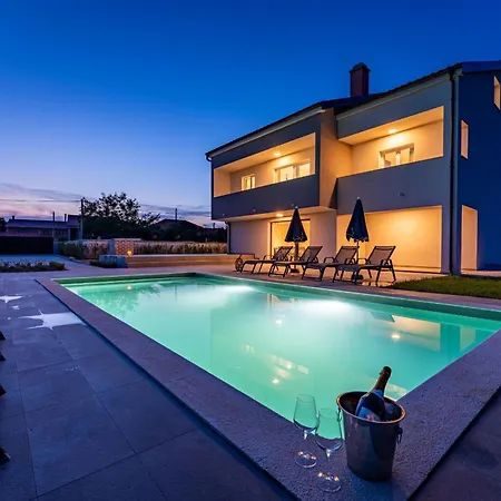 My Dalmatia - Campi Dalmatia With Private Heated Pool, Sauna And Sports Court 펜션