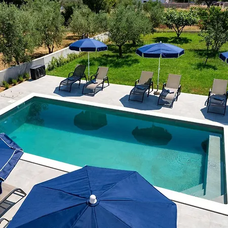 My Dalmatia - Campi Dalmatia With Private Heated Pool, Sauna And Sports Court 펜션 Galovac (Zadar)