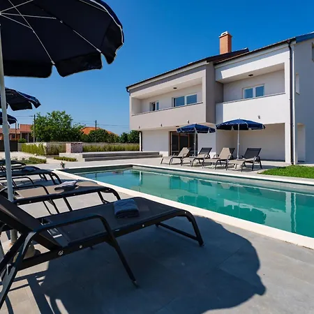 Vakantiehuis My Dalmatia - Campi Dalmatia With Private Heated Pool, Sauna And Sports Court Galovac (Zadar)