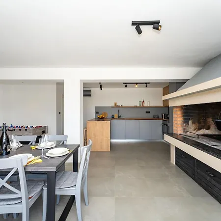 My Dalmatia - Campi Dalmatia With Private Heated Pool, Sauna And Sports Court Vakantiehuis Galovac (Zadar)