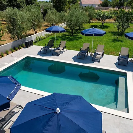 Vakantiehuis My Dalmatia - Campi Dalmatia With Private Heated Pool, Sauna And Sports Court *