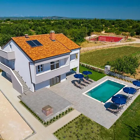 Vakantiehuis My Dalmatia - Campi Dalmatia With Private Heated Pool, Sauna And Sports Court