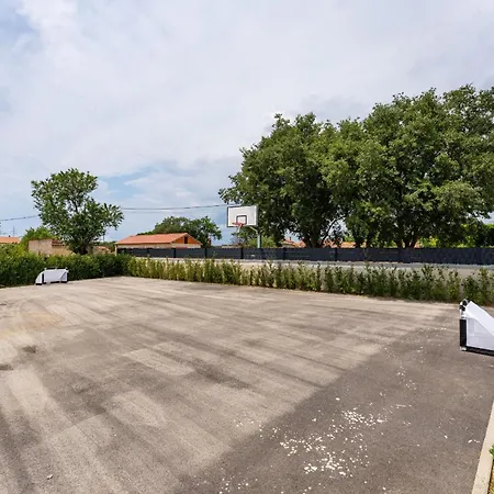 My Dalmatia - Campi Dalmatia With Private Heated Pool, Sauna And Sports Court Дом отдыха Galovac (Zadar)